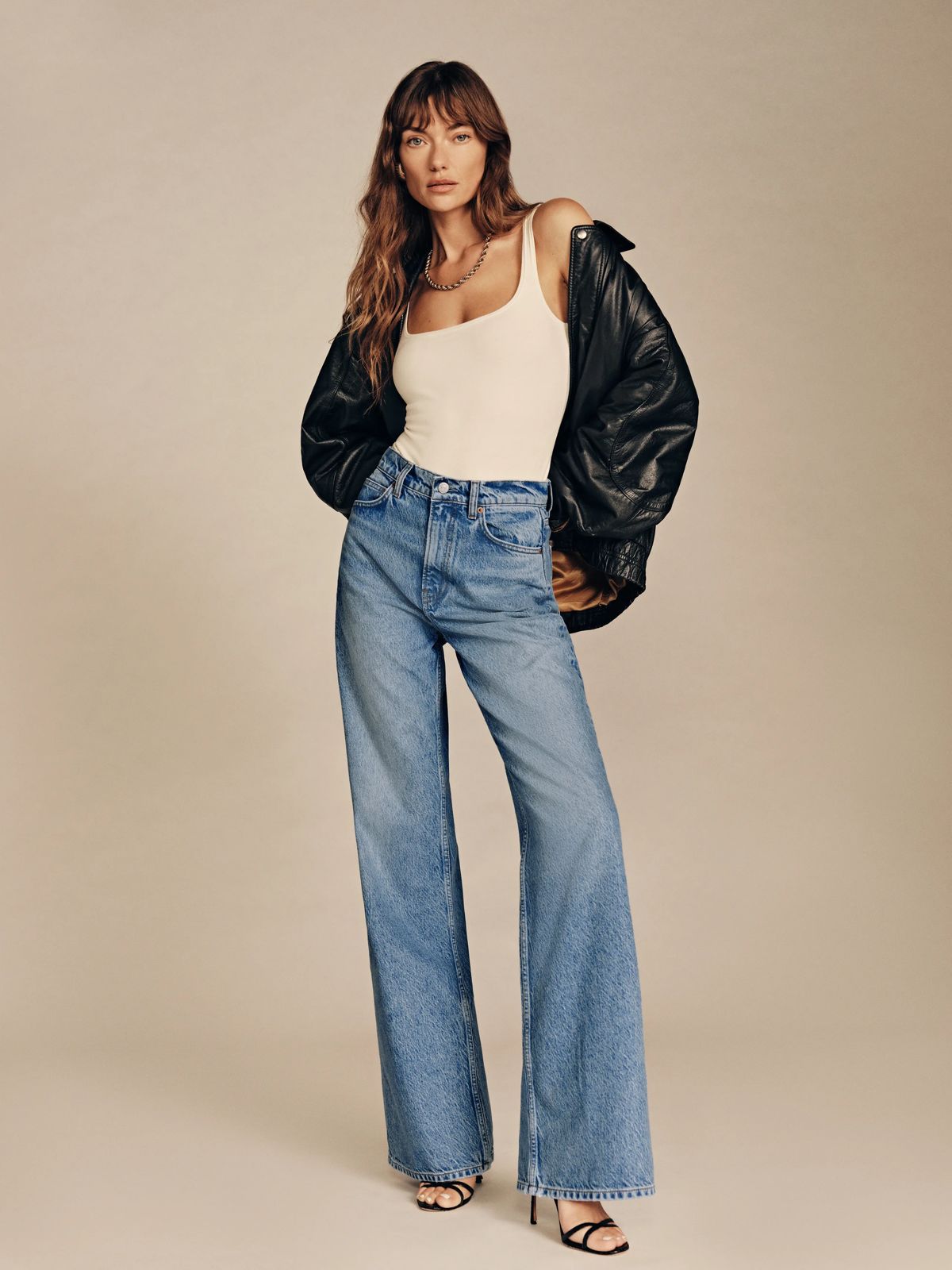 Jean large taille haute femme : La tendance incontournable de la saison