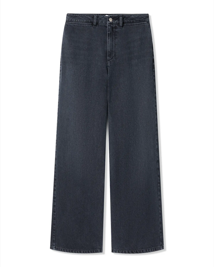 Jean pour femme en denim 100% coton de couleur bleu nuage, coupe droite et taille haute, conçu pour s'adapter à toutes les morphologies avec un confort optimal.
