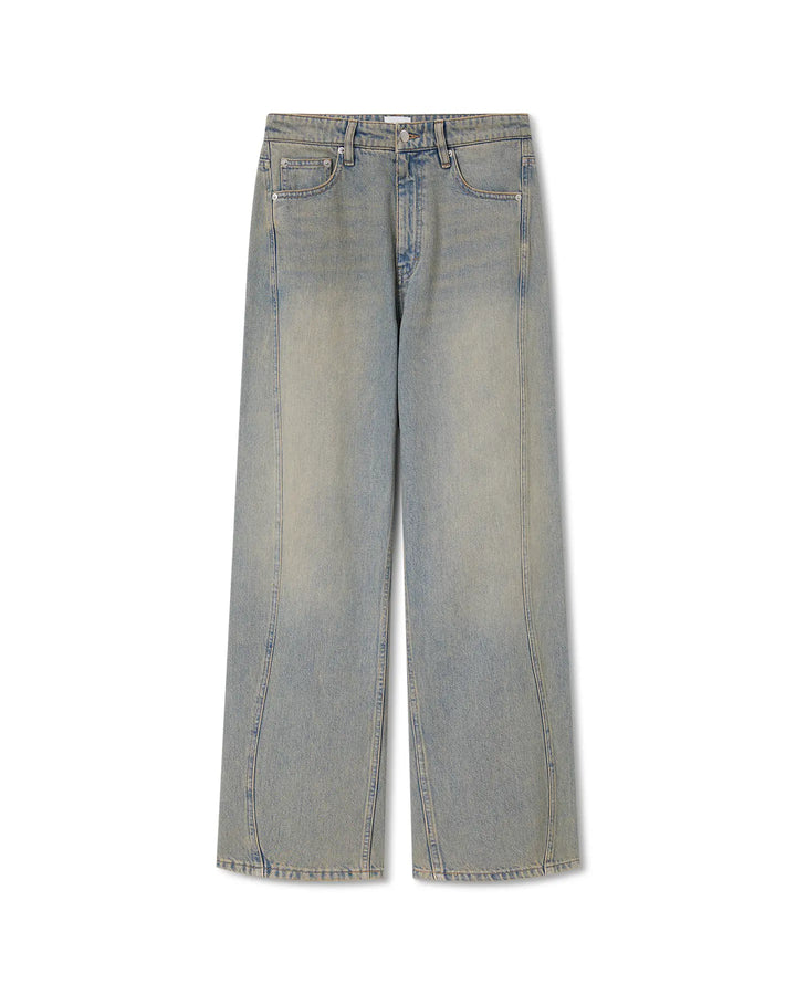 Jean large en denim 100% coton de couleur bleu acidulé avec coupe droite, offrant une tenue confortable et s'adaptant à toutes les morphologies féminines.