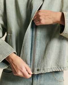 Jean femme en denim bleu clair 100 % coton avec coupe droite, légèrement délavé pour un style casual et confortable adapté à toutes les morphologies.