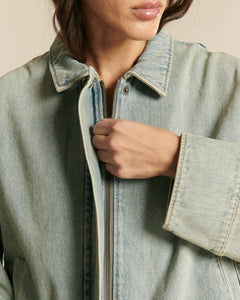 Jean femme en denim 100 % coton de couleur bleu délavé clair avec coupe droite, effet légèrement vintage, adapté à toutes les morphologies.