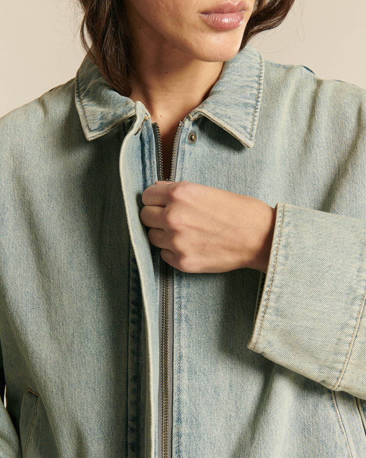 Jean femme en denim 100 % coton de couleur bleu délavé clair avec coupe droite, effet légèrement vintage, adapté à toutes les morphologies.