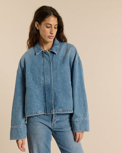 Jean femme en denim bleu stone fade avec coupe droite, tissu 100 % coton, finition douce et effet légèrement délavé pour un style casual et confortable.