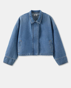 Veste en denim bleu clair en coton, coupe droite et courte avec col classique, manches longues légèrement larges et poches latérales discrètes.