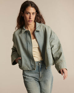 Jean pour femme en denim 100 % coton de couleur bleu délavé, coupe droite et confortable, adapté à toutes les morphologies pour un style casual et moderne.