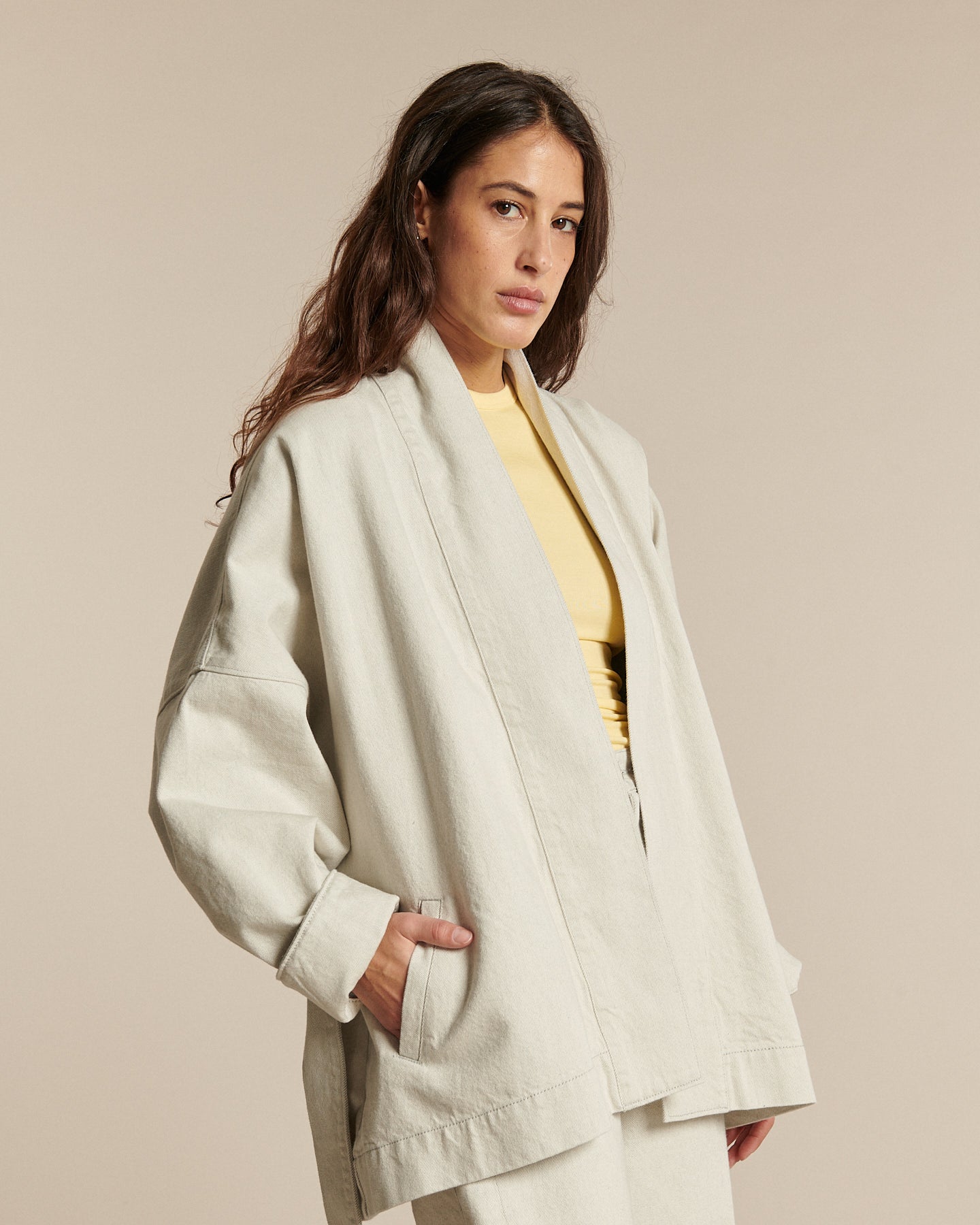 Jean en denim non teinté de couleur granit clair, coupe droite ample, matière 100% coton offrant un style décontracté et adapté à toutes les morphologies.