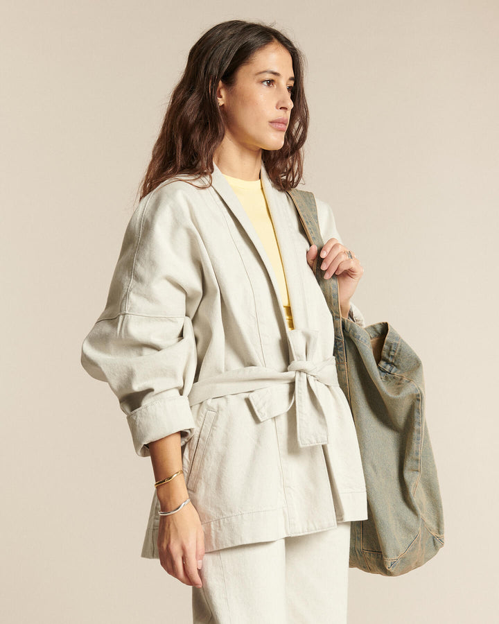 Jean pour femme en denim non teinté granit clair, coupe droite, tissu 100 % coton, offrant une silhouette élégante et confortable adaptée à toutes les morphologies.