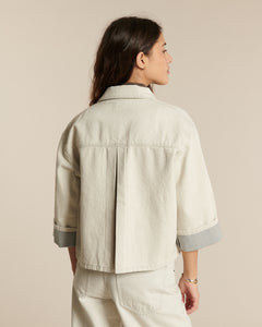 Jean pour femme en denim non teinté couleur granit clair, coupe droite et confort ajusté, conçu pour s'adapter à toutes les morphologies.
