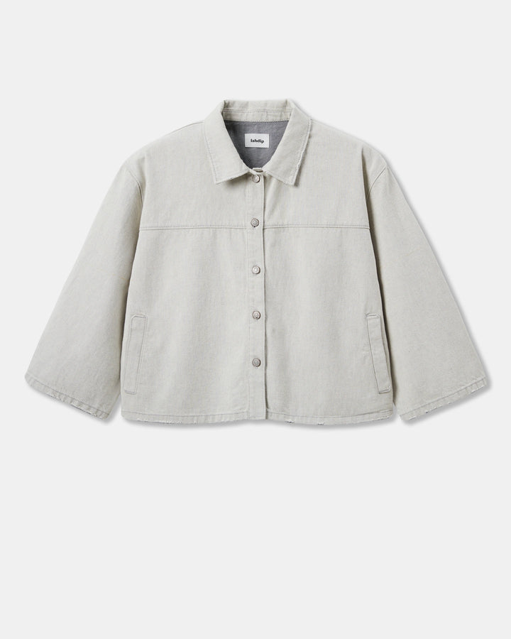 Veste oversize en denim non teint granit clair, coupe droite avec col classique et boutons devant, matière 100 % coton confortable et respirante.