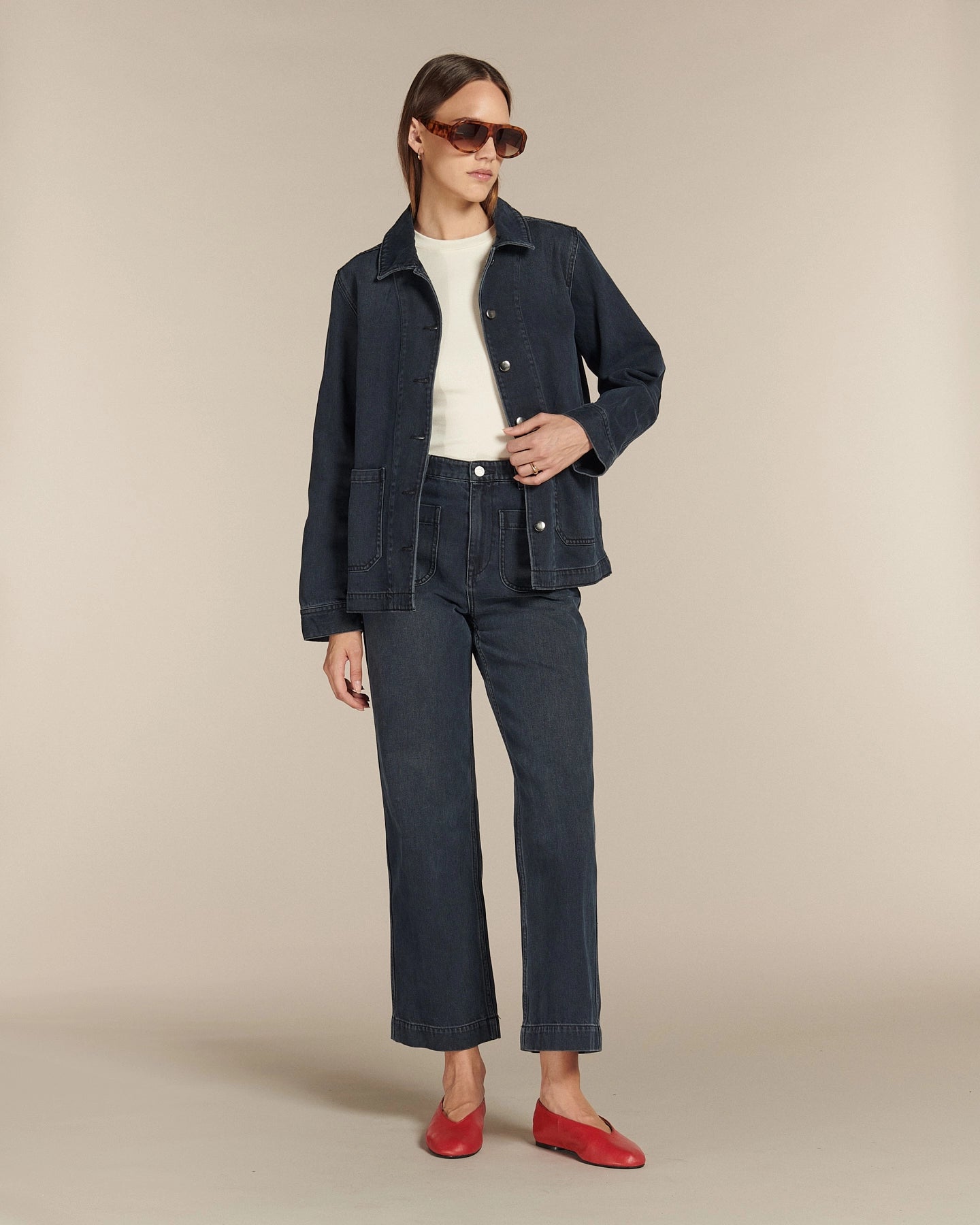 Jean droit en denim bleu foncé 100 % coton avec une coupe confortable adaptée à toutes les morphologies, idéal pour un look casual et moderne.