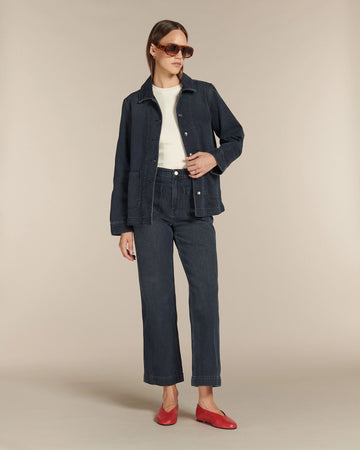 Jean droit en denim bleu foncé 100 % coton avec une coupe confortable adaptée à toutes les morphologies, idéal pour un look casual et moderne.