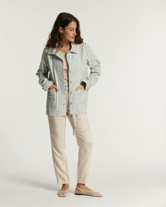 Jean féminin en denim indigo clair, coupe droite ajustée, matière 100 % coton offrant confort et tenue, idéal pour un style simple et élégant.