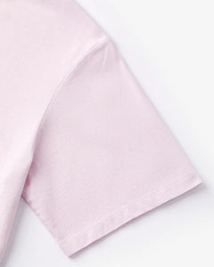 Manche courte en coton doux couleur pastel du t-shirt Carson Candy, offrant une coupe confortable et ajustée idéale pour un style casual féminin.