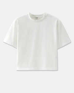 T-shirt blanc en coton, coupe droite et légèrement ample, au toucher doux et confortable, idéal pour un style casual et épuré.