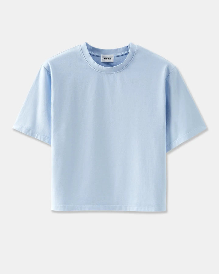 T-shirt pour femme en coton léger de couleur bleu clair avec coupe droite et manches courtes, idéal pour un style décontracté et estival.
