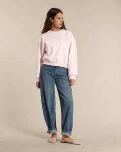 Jean en denim 100 % coton bleu moyen avec coupe ballon ample et ourlets retroussés, adapté à toutes les morphologies féminines.