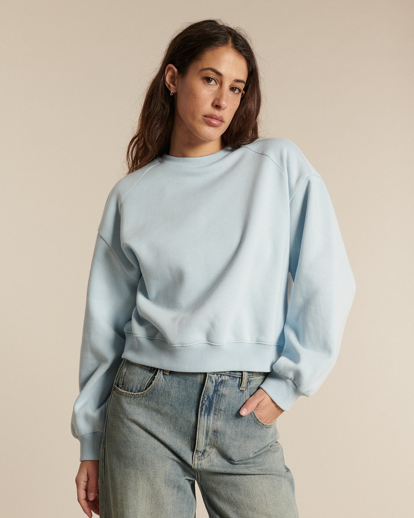Jean femme en denim bleu clair 100 % coton avec coupe droite et taille haute, adapté à toutes les morphologies pour un confort et un style décontracté.