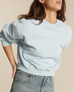 Jean droit en denim 100 % coton, couleur bleu clair délavé, coupe classique qui s’adapte parfaitement à toutes les morphologies féminines.
