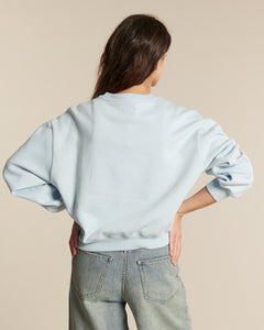 Jean en denim 100% coton, couleur bleu clair délavé, coupe droite et ajustée, offrant un confort idéal pour toutes les morphologies féminines.