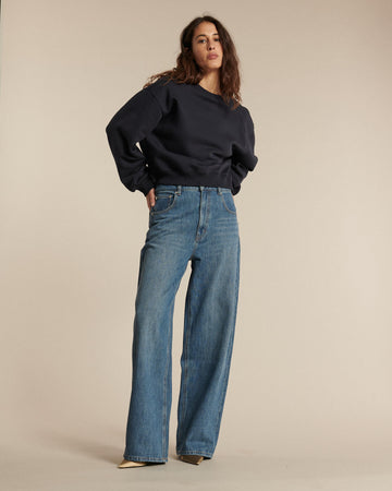 Jean en denim bleu clair 100% coton avec coupe large et droite qui s'adapte à toutes les morphologies pour un confort optimal.