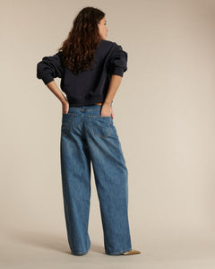 Jean femme en denim bleu classique, coupe large et droite, avec une matière en coton offrant un tombé fluide et un confort optimal adapté à toutes les morphologies.