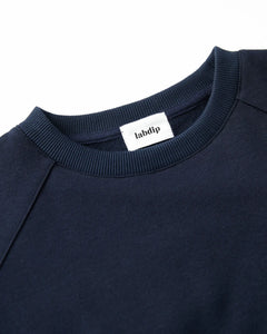 Sweat marine en coton doux avec col rond côtelé et finition soignée, idéal pour un style décontracté et confortable.