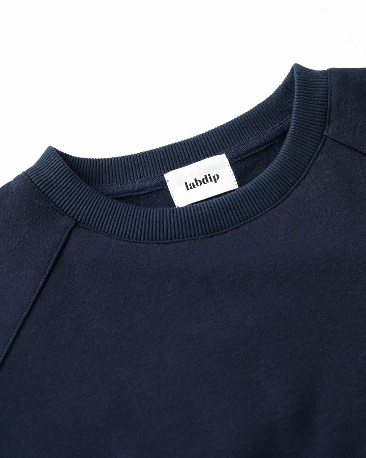 Sweat marine en coton doux avec col rond côtelé et finition soignée, idéal pour un style décontracté et confortable.