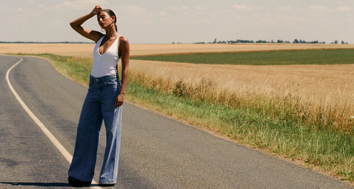 Jean flare en denim bleu clair 100 % coton, coupe large et fluide, offrant un confort d'été idéal pour femme avec une silhouette décontractée.