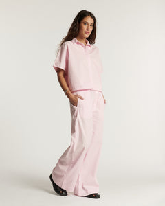 Pantalon large en popeline coton de couleur rose pâle, coupe fluide et décontractée pour un style estival féminin et confortable.