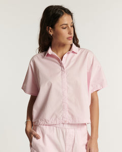 Jean femme en popeline légère rose pâle, coupe droite et confortable, matière en coton fine parfaite pour l'été et toutes morphologies.