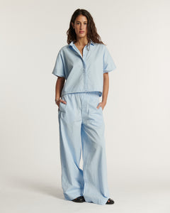 Pantalon large en popeline légère bleu clair, coupe fluide et décontractée, idéal pour un style estival féminin et élégant.