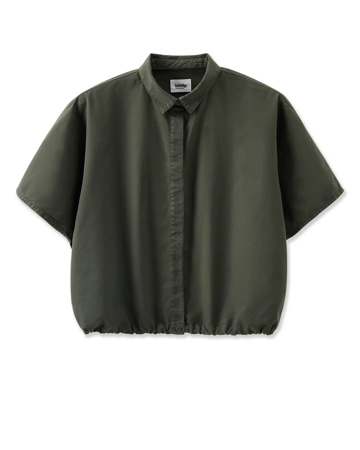 Chemise femme kaki en popeline légère, coupe ample avec manches courtes et col classique, idéale pour un style décontracté et élégant.