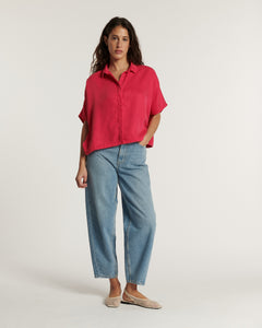 Jean femme en denim bleu clair, coupe droite ample, matière légère en coton idéale pour l'été, offrant un confort et une silhouette décontractée.