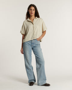 Jean pour femme en denim léger de couleur écume, coupe droite et confortable, adapté à toutes les morphologies pour un style décontracté et estival.