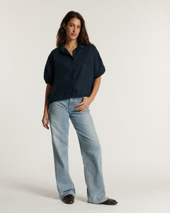 Jean femme en denim bleu clair, coupe droite et fluide, confectionné dans une matière tencel douce et agréable, idéal pour un style décontracté et estival.