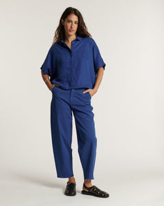 Jean pour femme en Tencel bleu outremer, coupe droite légèrement large, matière fluide et confortable idéale pour l’été.