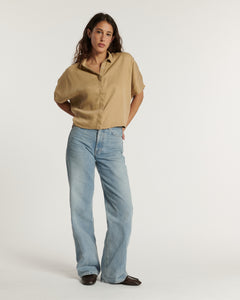 Jean flare en denim bleu clair, coupe ample et confortable, matière douce adaptée à toutes les morphologies féminines pour un style décontracté et estival.
Chemise DEVA porté par le mannequin, vue de face