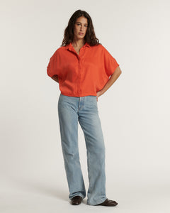 Jean femme en denim léger bleu clair, coupe droite et longueur classique, matière fluide et confortable qui s’adapte à toutes les morphologies.