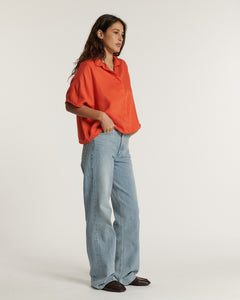 Jean femme en denim léger bleu clair, coupe large et droite, matière douce et fluide idéale pour un style décontracté et confortable.