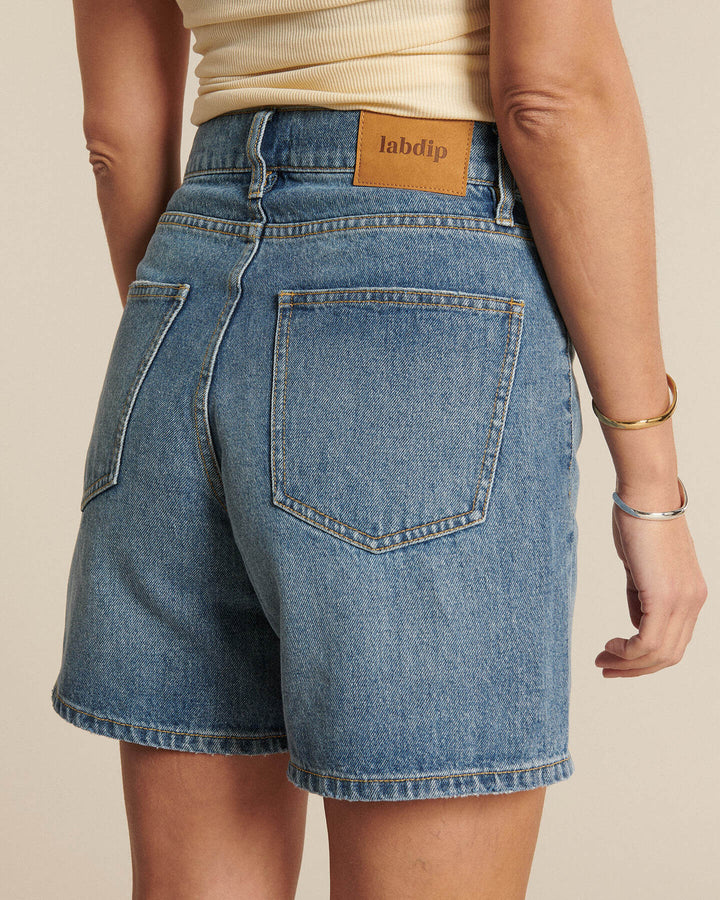 Short en jean 100 % coton bleu oxide avec coupe droite et taille haute, idéal pour femme, confortable et adapté à toutes les morphologies.