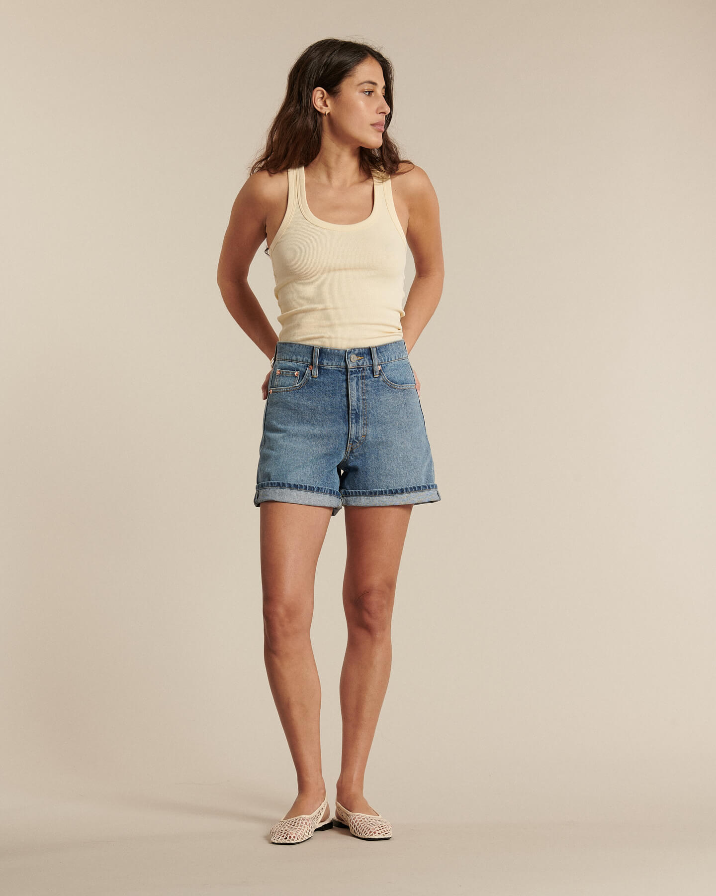 Short en denim bleu clair en coton, coupe droite légèrement ample avec taille haute, idéal pour une silhouette féminine et décontractée en été.