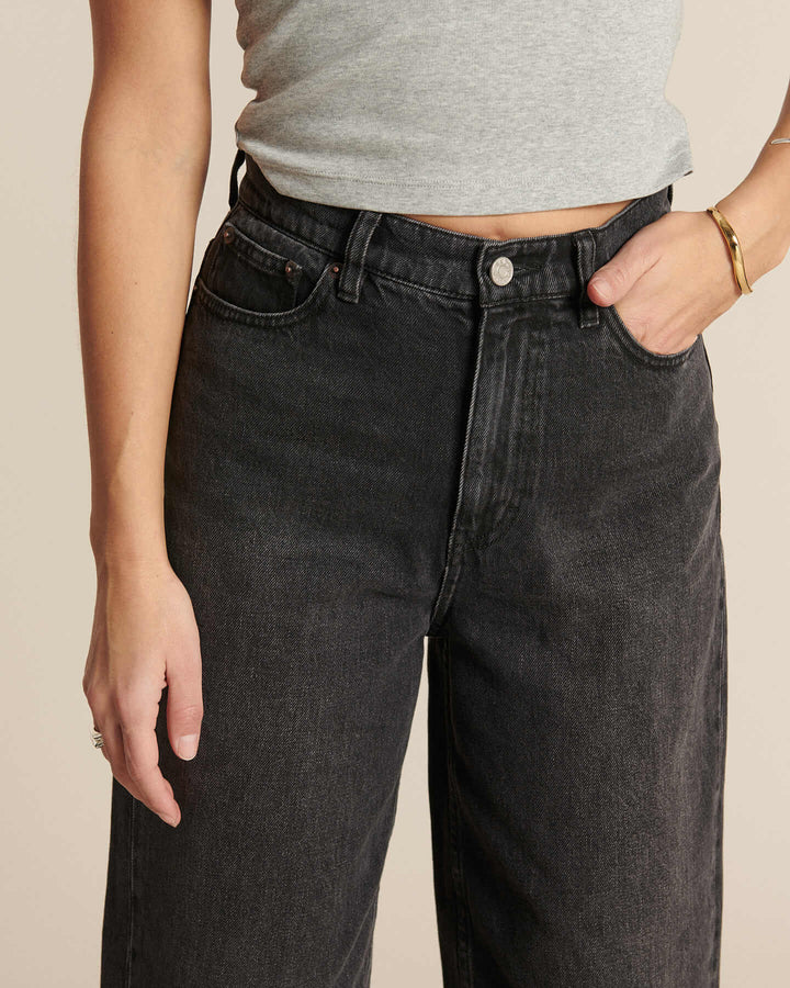Jean en denim noir délavé, coupe droite légèrement ample, matière 100 % coton offrant un confort adapté à toutes les morphologies féminines.
Porté par le mannequin détail