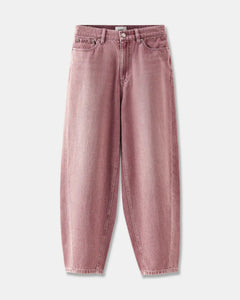 Jean femme en coton denim teint quartz rose, coupe ballon ample et confortable adaptée à toutes les morphologies pour un style décontracté et moderne.