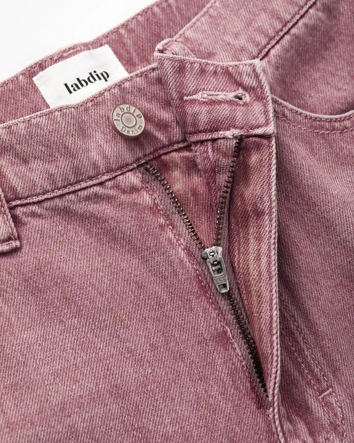Jean en denim 100 % coton teint quartz rose avec coupe droite, texture douce et légère, idéal pour un style féminin décontracté et estival.