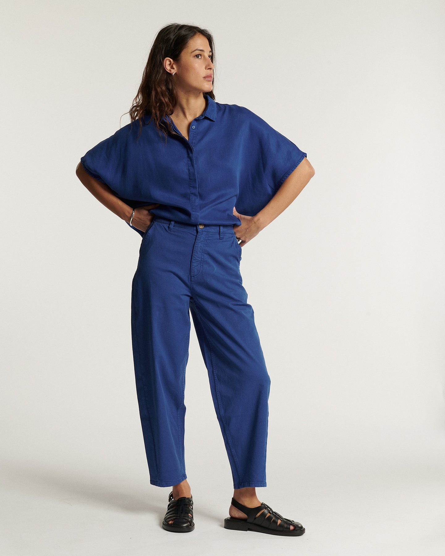 Pantalon en coton bleu marine avec coupe droite légèrement ample, matière stretch confortable et coupe utility adaptée à toutes les morphologies féminines.