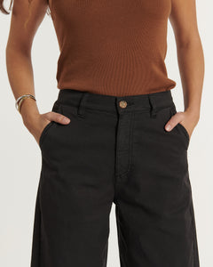 Pantalon en coton marron foncé, coupe droite et confortable avec poches latérales, design simple et élégant adapté à toutes les morphologies féminines.