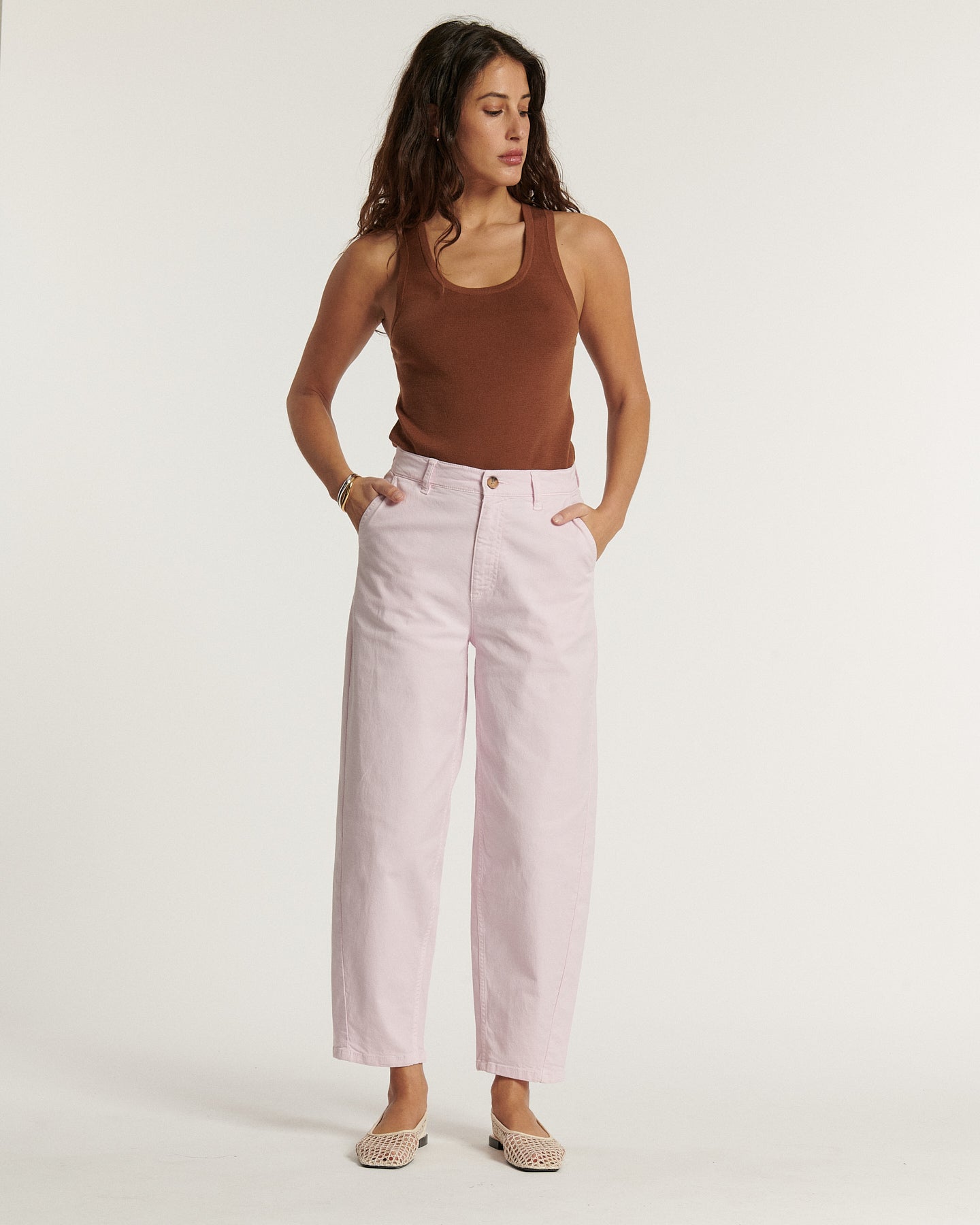 Jean femme en denim rose clair, coupe droite et ample, matière stretch pour un confort optimal adapté à toutes les morphologies.