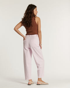 Jean femme en coton couleur rose pâle, coupe droite et ample avec poches dos, s’adaptant à toutes les morphologies.