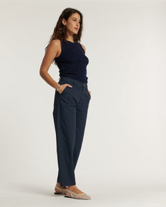Jean femme en coton marine avec coupe droite et effet stretch offrant confort et élégance, idéal pour toutes les morphologies.