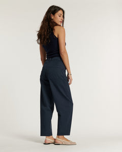 Jean femme marine en denim stretch souple, coupe droite large et confortable, adapté à toutes les morphologies, offrant un style décontracté et élégant.